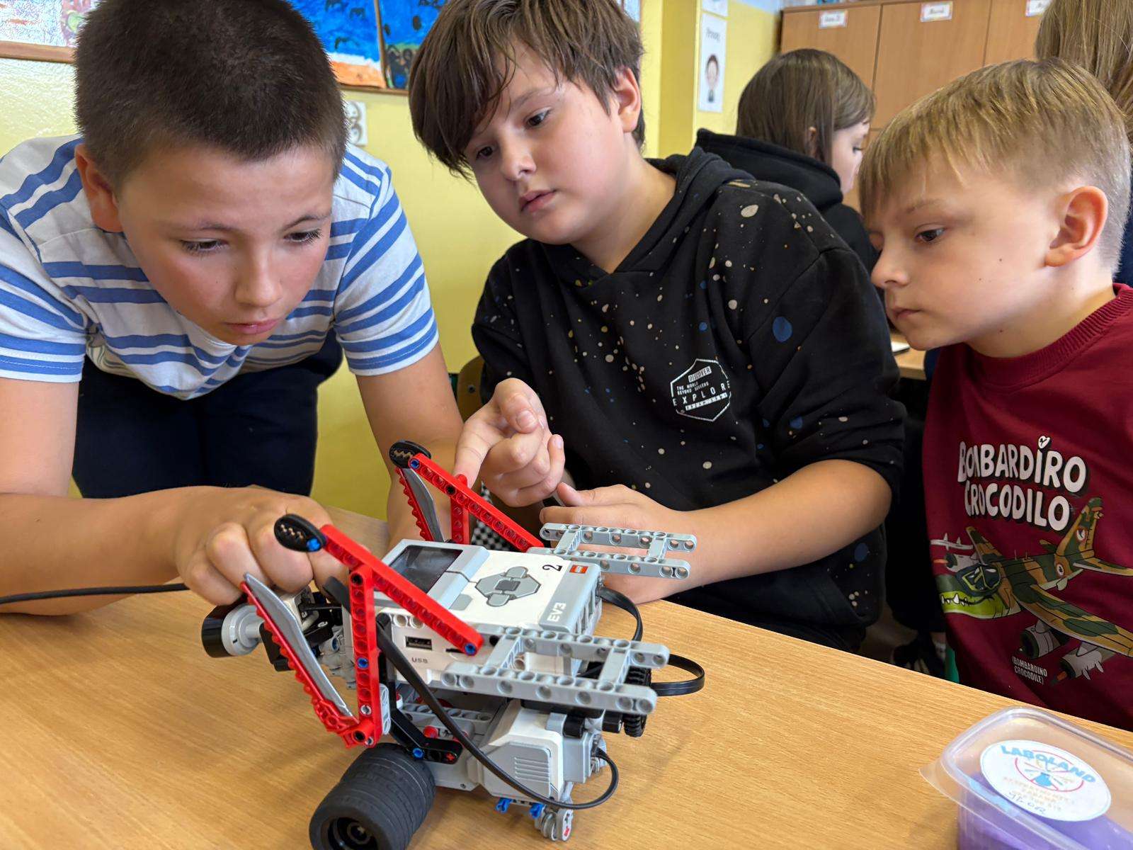 Kosmiczne eksperymenty i twórcze odkrycia ze Szkołą Podstawową w Rogajnach