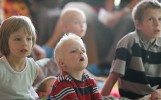 Dzieci z otwartymi ustami słuchają ciekawych opowiadań...Fot. ze strony www.eneduerabe.eu