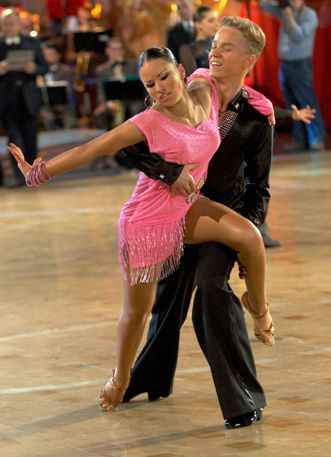 By zbudować więź - salsa w parach