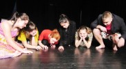 Młodzież w trakcie zajęć teatralnych