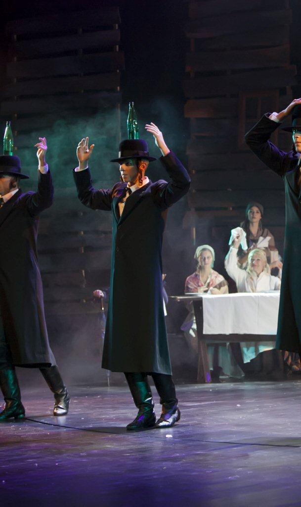 Z parkietu na scenę