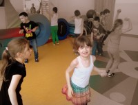 Uczniowie tańczą